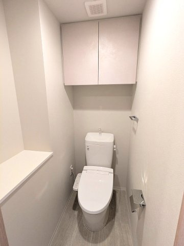 LEFOND PROGRES上野御徒町のトイレ|洗面室と独立した温水洗浄便座、ペーパーホルダーにスマポストレージ付きです