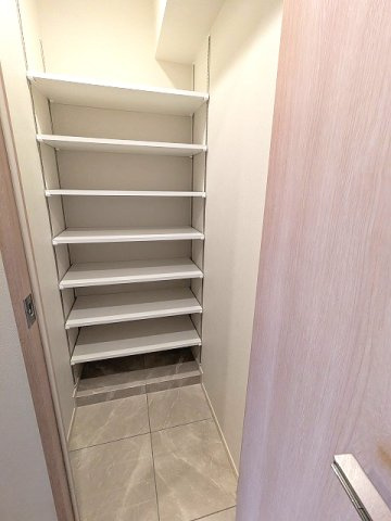 LEFOND PROGRES上野御徒町の玄関|キャリーケース等収納可能なシューズインクローゼットです