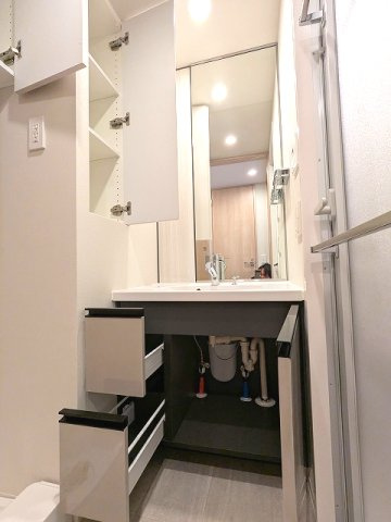 LEFOND PROGRES上野御徒町の設備|トイレと独立した洗面室に洗濯機置場も配置、ハンドシャワー付独立洗面台、タオルフックにスマホストレージ付です