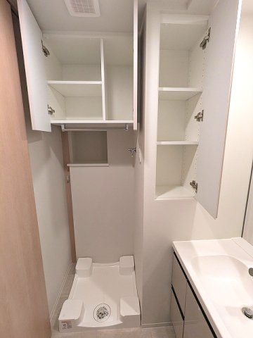 LEFOND PROGRES上野御徒町の設備|トイレと独立した洗面室に洗濯機置場も配置、上段収納の下にハンガー収納パイプ付、排水口のお手入れしやすい様に中央手前に配置し、足高の防水パンです