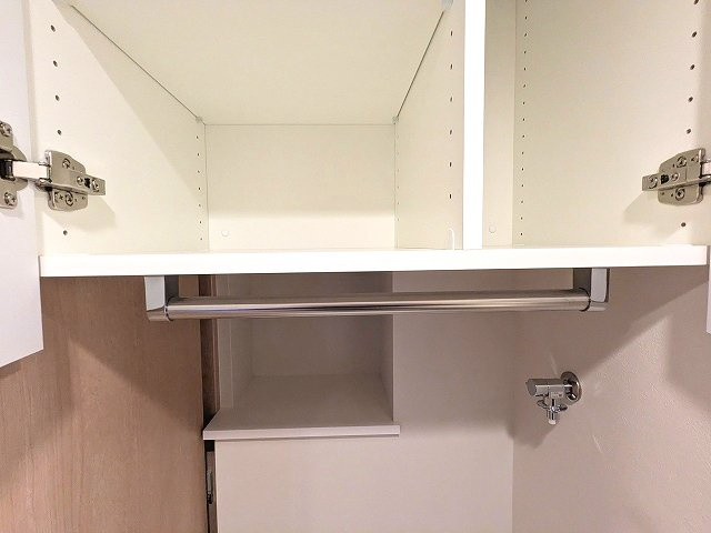 LEFOND PROGRES上野御徒町の設備|トイレと独立した洗面室に洗濯機置場配置、洗濯機置場上段収納の下にハンガー収納パイプ付