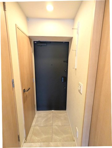 LEFOND PROGRES上野御徒町の設備|玄関はディンプルキーのダブルロックセキュリティ、人感センサー付玄関ライト、コートフック付