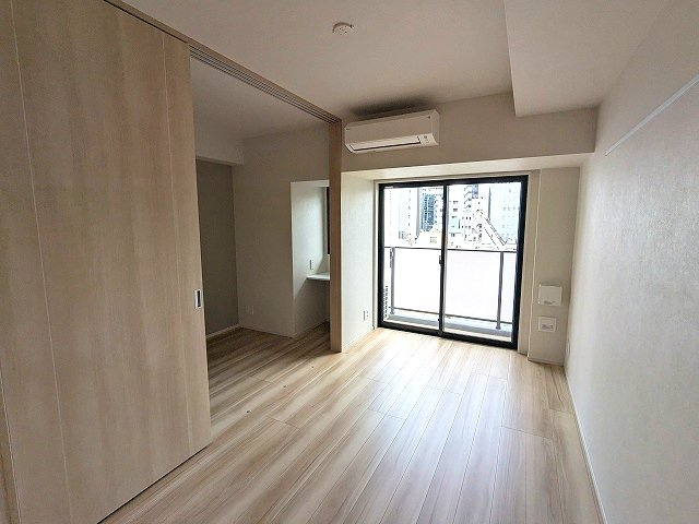 LEFOND PROGRES上野御徒町の居間・リビング|ルームカラー奇数階オーガニックナチュラル、偶数階ノーブルホワイト、インターネット無料、カウンターキッチン、洋室にデスクワーク可能なスペースあります