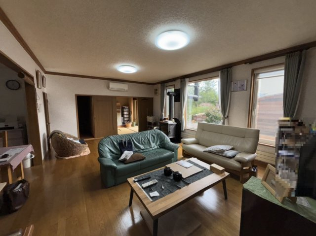 【居間・リビング】 | 北見市美山町西１丁目４７番１４３、４７番１４４　中古売家