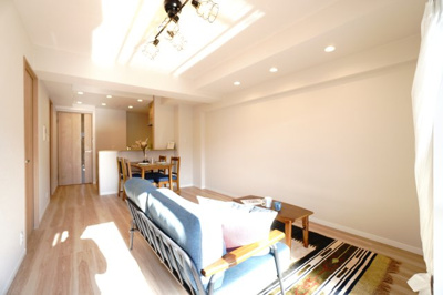 【その他】 | 【上質リノベ】ダイアパレス東海田 | 【約13.9帖LDK】
デザインリフォームされた室内は
良い雰囲気になっております。
リノベーションで付加価値をプラスし、
ただの『住まい』ではなく『癒しのある空間』
に仕上がっております♪