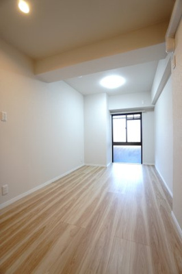 【洋室】 | 【上質リノベ】ダイアパレス東海田 | 【洋室約5.8帖】
心と体をゆったりと安らげる主寝室。
寝室のゆとりが大きい分だけ、
暮らしの安らぎは深まります。
一日の疲れを癒すだけでなく、
ご夫婦の親密な語らいを紡ぎ出します。