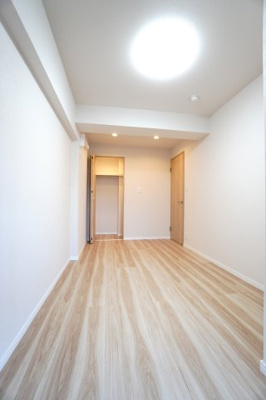 【洋室】 | 【上質リノベ】ダイアパレス東海田 | 【洋室約5.8帖】
どんな家具や敷物でも部屋に馴染みやすく、
コーディネートがし易そうですね。
配置も柔軟に対応できるので身の回りの整理もし易い！
自分好みの空間に出来そうですね！