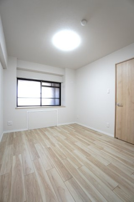 【洋室】 | 【上質リノベ】ダイアパレス東海田 | 【洋室約5.3帖】
居室にはクローゼットを完備。
自由度の高い家具の配置が叶うシンプルな空間です。
お子様の成長と人数と共に必要になる
子供部屋にもぴったりの間取りですね。