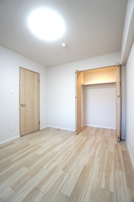 【洋室】 | 【上質リノベ】ダイアパレス東海田 | 【洋室約5.3帖】
こども部屋をコーディネート！このぐらいの広さがあれば、 
お子さんの好きな色やモチーフを使ったコーディネートで、
勉強もお片付けも全部楽しいお気に入りの空間にしていけそうですね！