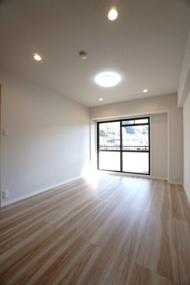 【洋室】 | 【上質リノベ】ダイアパレス東海田 | 【洋室約7.0帖】
在宅勤務・リモートワークの書斎や、
趣味やくつろぎのスペースとしても。
家族と一緒に楽しい時間を過ごす中にも、
一人でくつろげる時間と場所は特に良いですね。