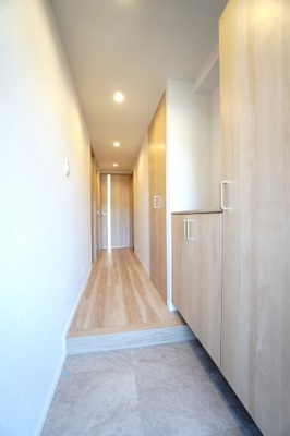 【玄関】 | 【上質リノベ】ダイアパレス東海田 | 【玄関ホール】
人を迎え入れる最初の場所だからこそ、
清潔感があり纏まった空間にして頂ける様に
大型シューズBOXを設置。
照明はオートライト。消し忘れや
出入りが暗くならなく済みます！