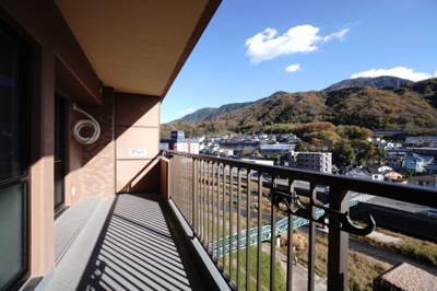 【バルコニー】 | 【上質リノベ】ダイアパレス東海田 | 【バルコニー】
リビング全面が接するワイドバルコニー。
前面の建物が邪魔することなくよく陽が当たり、お洗濯物もすぐ乾きそう！
この位の広さがあると、エアコン室外機を置いても十分なスペースを保てます。