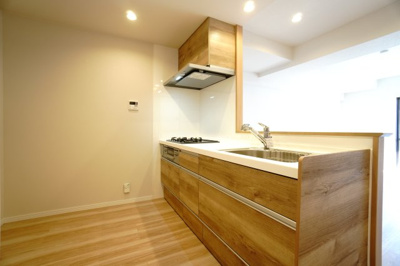 【キッチン】 | 【上質リノベ】ダイアパレス東海田 | 【キッチンルーム】
今回のキッチンは料理をすることが楽しみになる心地よさで
家族みんなが使いたくなるようなワクワクいたします。
また、リビングから手元が見えないように配慮されたデザインも嬉しい♪