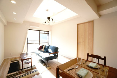 【内装】 | 【上質リノベ】ダイアパレス東海田 | 【約13.9帖】
 ナチュラルな素材感とモダンなシルエットが組合さり
 温かみと洗練された印象となっています。
 バルコニーからの陽ざしがリビング全面に広がり
 一日中明るい日差しが差し込みます