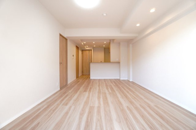 【居間・リビング】 | 【上質リノベ】ダイアパレス東海田 | 【約13.9帖LDK】
デザインリフォームされた室内は
良い雰囲気になっております。
リノベーションで付加価値をプラスし、
ただの『住まい』ではなく『癒しのある空間』
に仕上がっております♪