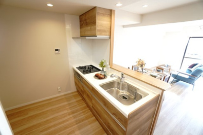 【キッチン】 | 【上質リノベ】ダイアパレス東海田 | 【キッチンスペース】
今回のキッチンは料理をすることが楽しみになる心地よさで
家族みんなが使いたくなるようなワクワクいたします。
また、リビングから手元が見えないように配慮されたデザインも嬉しい♪