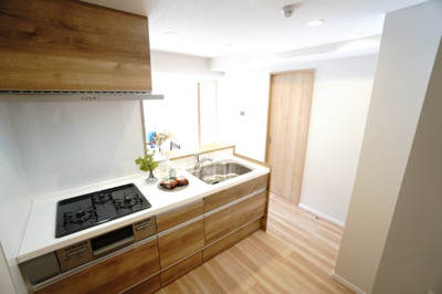 【キッチン】 | 【上質リノベ】ダイアパレス東海田 | ☆キッチンの特徴☆
・クリナップ社製
・アクリストンワークトップ
・浄水器一体型ハンドシャワー水栓
・一度に5人分食器洗い乾燥機は後付け可能
・フラットスリムレンジフード
・換気扇幕板が他の面材と同色