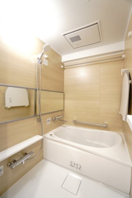 【浴室】 | 【上質リノベ】ダイアパレス東海田 | 【バスルーム】
TOTO社製RWシリーズは
「ゆるリラ浴槽」「カラリ床」で独自の技術によりバスタイムを
よりよく演出してくれます！
更に、浴室暖房乾燥機が標準設備！
お手入れが楽なシステムバスです。