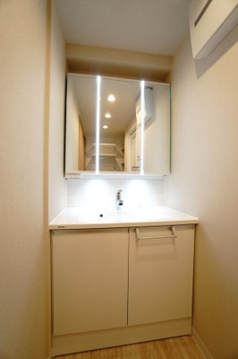 【独立洗面台】 | 【上質リノベ】ダイアパレス東海田 | 【コスメカウンター】
Panasonic社製！
「美ルックツインラインLED照明」は、
従来の照明より自然な肌の色に見える照明。
肌の色味を美しく引き立て、
洗面ボウルも広くメイクの時間をより素敵に。