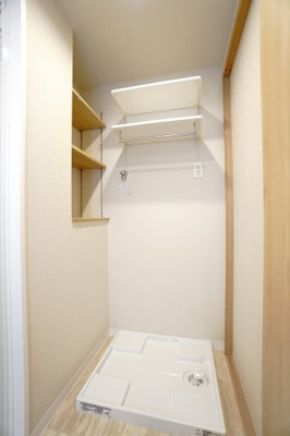 【独立洗面台】 | 【上質リノベ】ダイアパレス東海田 | 【パウダールーム】
嬉しい、タオル掛け付きの2段可動式のリネンラック。
しかも装着が楽なワンタッチ式の給水栓！
洗濯機置場はドラム式の洗濯機も入るサイズですが、
お手持ちのサイズが入るか要確認です！