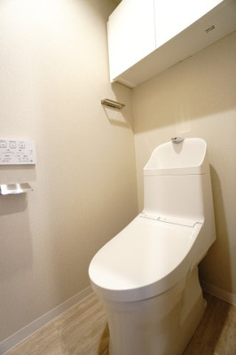 【トイレ】 | 【上質リノベ】ダイアパレス東海田 | 【レストルーム】
TOTO社製！きれいをまもるせいけつトイレ！
お掃除はサッとひとふきで完了！
少ない水で、汚れをしっかり洗い流します。
手洗い機能付きなので、もしもの時も慌てない！
キャビネット付！