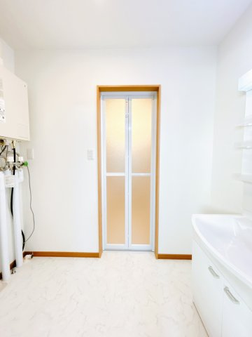 【脱衣所】 | 北見市柏陽町５５７番地１２１　中古売家 | 【リフォーム後】脱衣所は床と壁紙の張替えを行いました。新生活もキレイな洗面室で爽やかな朝が迎えられそうですね。