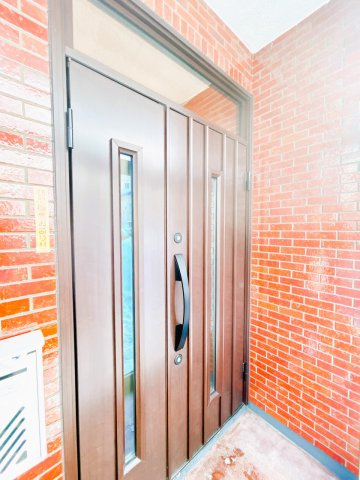 【玄関】 | 北見市柏陽町５５７番地１２１　中古売家 | 【リフォーム後】玄関ドアはカギ交換を行いクリーニングしました。