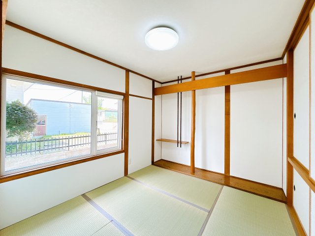 【和室】 | 北見市柏陽町５５７番地１２１　中古売家 | 【リフォーム後】1階和室です。クロスの張替えと畳の表替えを行いました。