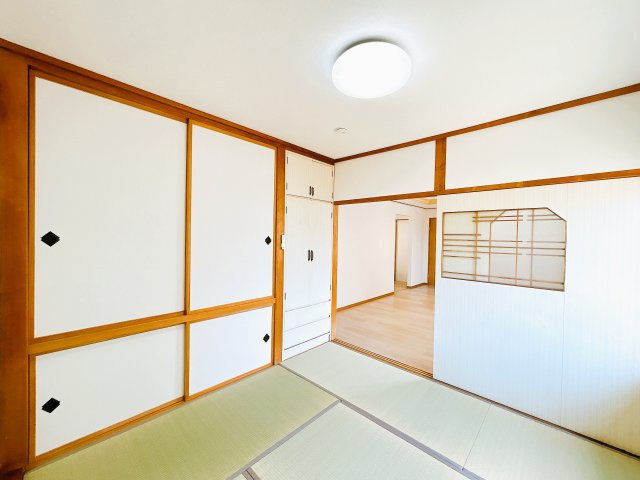 【和室】 | 北見市柏陽町５５７番地１２１　中古売家 | 【リフォーム後】１階和室別アングルです。