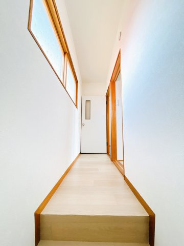 【その他共用部分】 | 北見市柏陽町５５７番地１２１　中古売家 | 【リフォーム後】２階廊下です。