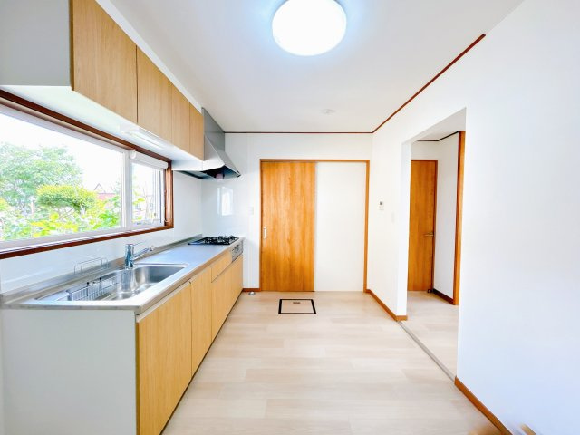 【キッチン】 | 北見市柏陽町５５７番地１２１　中古売家 | 【リフォーム後】キッチン別アングルです。