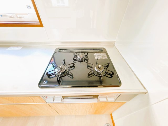 【キッチン】 | 北見市柏陽町５５７番地１２１　中古売家 | 【リフォーム後】3口コンロは複数品目一緒に作れ、調理の心強い味方です。