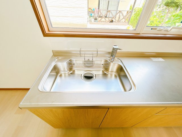 【キッチン】 | 北見市柏陽町５５７番地１２１　中古売家 | 【リフォーム後】シンクは食器や鍋等まとめて洗えるサイズ感です。