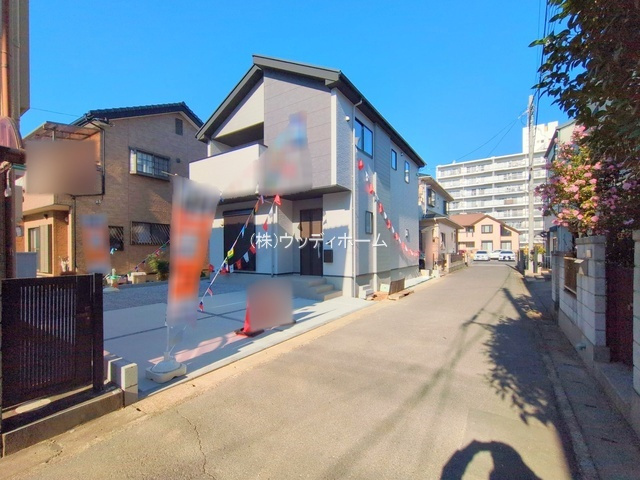 越谷市瓦曽根6期　新築一戸建ての前面道路含む現地写真