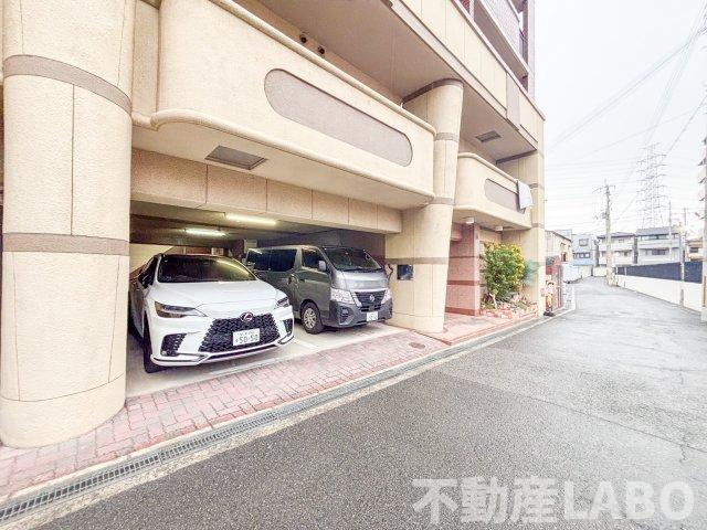 川辺辻岡マンションの駐車場