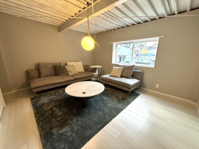 神戸市中央区下山手通8丁目戸建の居間・リビング|おしゃれなリビングです