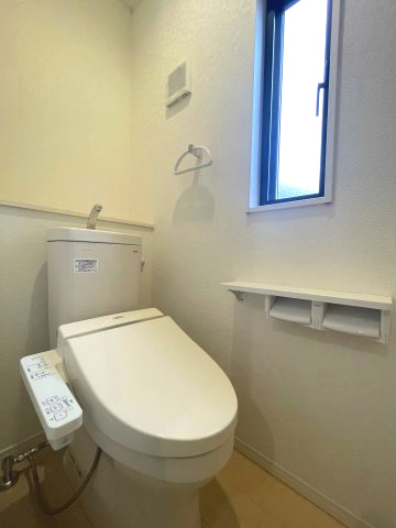中古戸建・中古住宅　福島市松川町沼北　松陵義務教育学校のトイレ|窓付きトイレ！サニタリー収納付きも嬉しいですね！