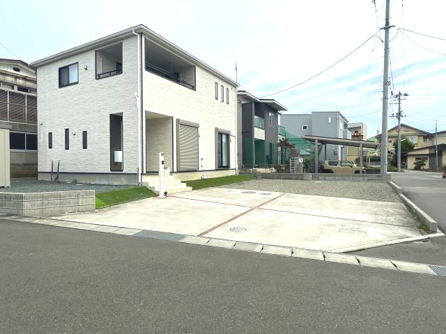 中古戸建・中古住宅　福島市松川町沼北　松陵義務教育学校の駐車場|カースペースは車種によっては６台駐車可能！来客があっても路上駐車の心配はないですね！