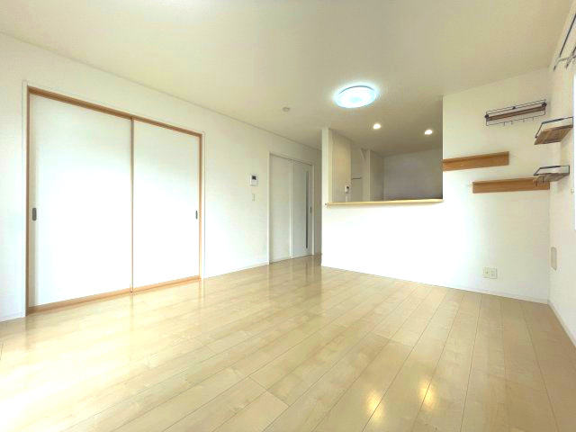 中古戸建・中古住宅　福島市松川町沼北　松陵義務教育学校の居間・リビング|AIによる日用品などを削除する加工をしております。