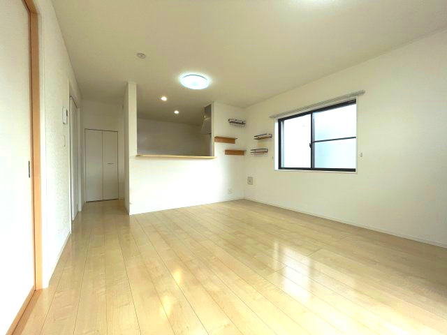 中古戸建・中古住宅　福島市松川町沼北　松陵義務教育学校の居間・リビング|AIによる日用品などを削除する加工をしております。