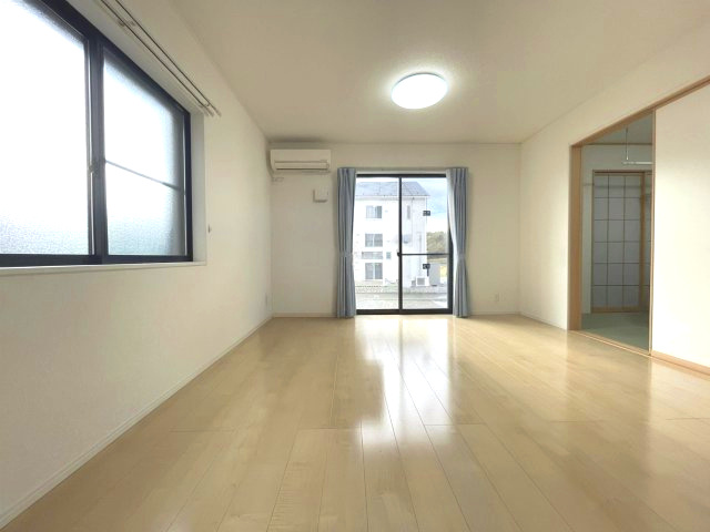 中古戸建・中古住宅　福島市松川町沼北　松陵義務教育学校の居間・リビング|AIによる日用品などを削除する加工をしております。