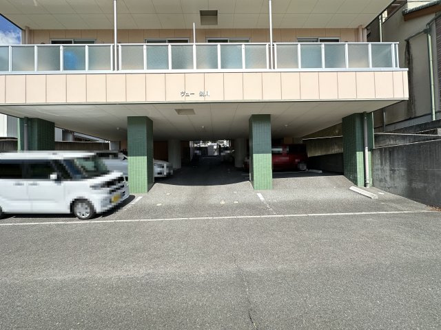 ヴュー鏡川の駐車場
