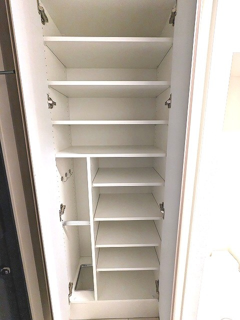 Urbanex KURAMAE RESIDENCEの玄関|姿見鏡付き、傘入れ付きの収納豊富なトールタイプのシューズBOXです、人感センサー付き玄関ライト