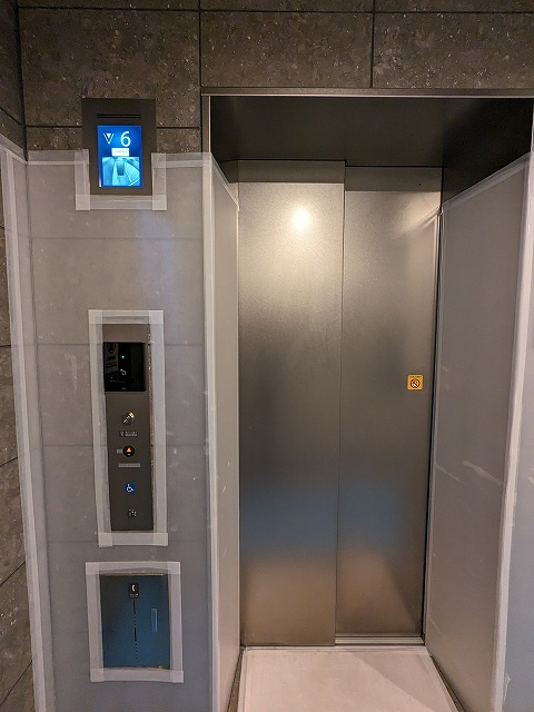 Urbanex KURAMAE RESIDENCEの設備|ボタンに触れず指をかざすだけで階数ボタン点灯する防犯モニター付セキュリティエレベーターです