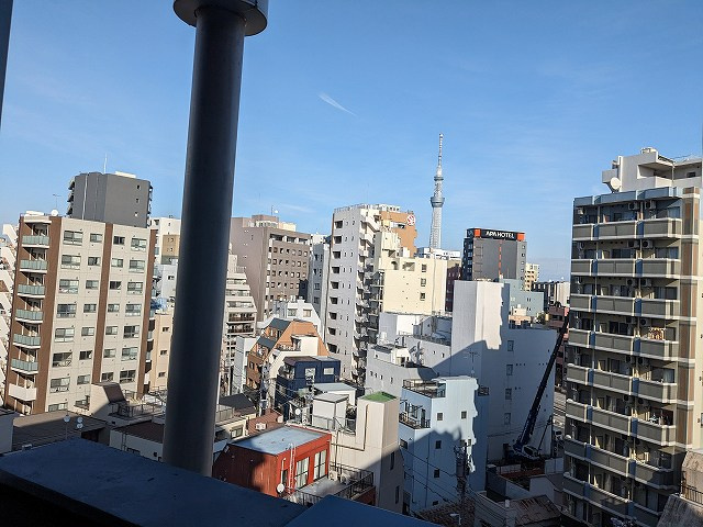 Urbanex KURAMAE RESIDENCEの設備|上層階の非常階段からスカイツリー、隅田川花火見えます