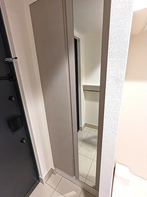 Urbanex KURAMAE RESIDENCEの設備|姿見鏡付き、傘入れ付きの収納豊富なトールタイプのシューズBOXです、人感センサー付き玄関ライト