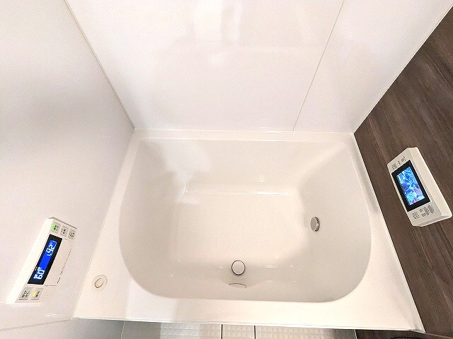 Urbanex KURAMAE RESIDENCEの設備|追焚オートバス、浴室換気乾燥機、防水タブレット付き、大型のシャワーヘッドです