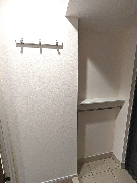 Urbanex KURAMAE RESIDENCEの設備|姿見鏡付き、傘入れ付きの収納豊富なトールタイプのシューズBOXです、人感センサー付き玄関ライト