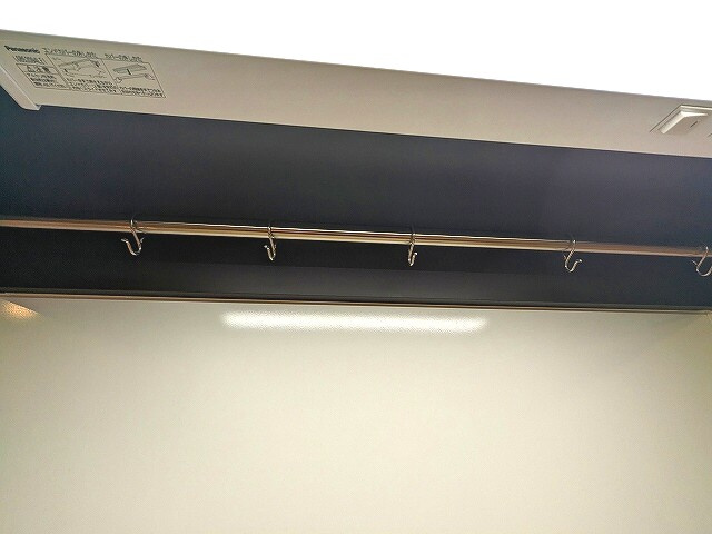 Urbanex KURAMAE RESIDENCEの設備|キッチン上部棚の下にフック付きです