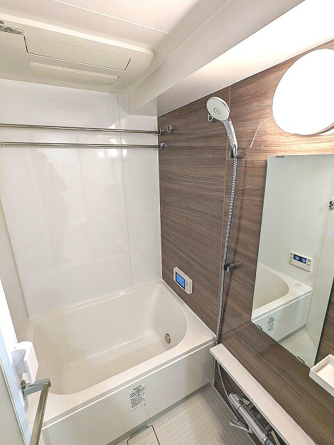 Urbanex KURAMAE RESIDENCEの浴室|追焚オートバス、浴室換気乾燥機、防水タブレット付き、大型のシャワーヘッドです